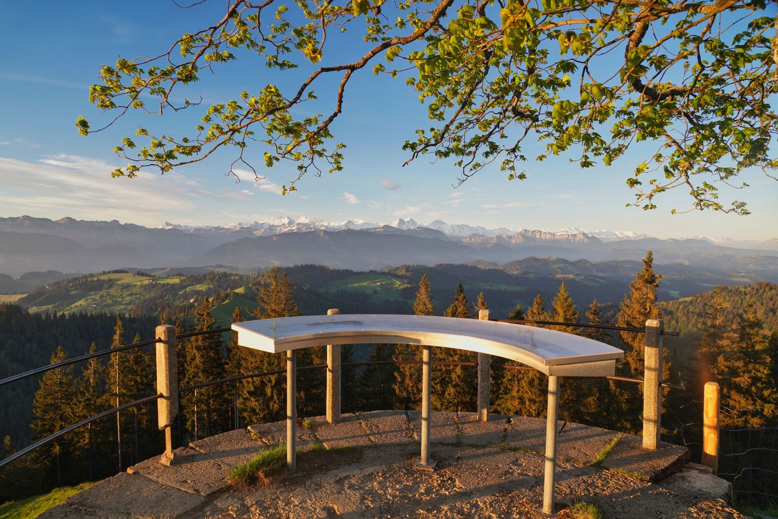 Aussicht vom Napf auf die Berge mit Panoramatafel